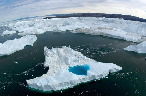 Десятки айсбергов, в том числе с бассейнами талой воды сапфирового цвета, разбросаны по фьорду Якобсхавн, у городка Илулиссат на западе Гренландии. Ледник Сермек-Куджаллек, внесенный в список объектов Всемирного наследия ЮНЕСКО, создает целые флотилии айсбергов, чем и знаменит на весь мир. 