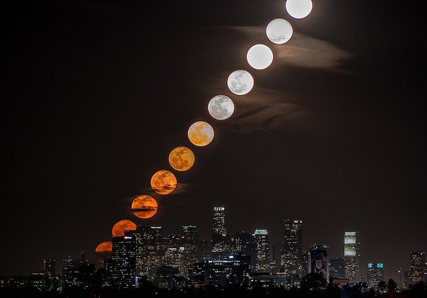 Луна над Лос-Анджелесом, США. Серия совмещенных снимков.