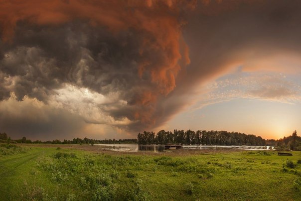 Грозовое облако над селом Дробышево, Украина.