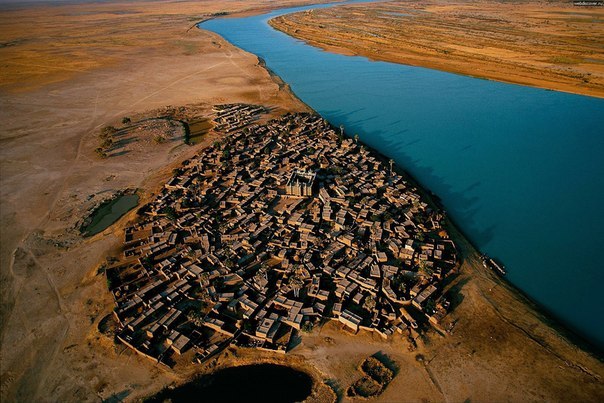 Деревня на берегу реки Нигер, Мали.