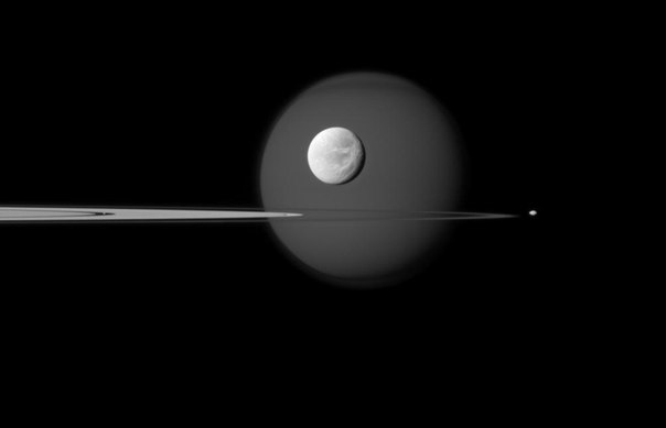 На этом снимке видны сразу четыре луны Сатурна: Титан, Диона, Пандора и Пан.