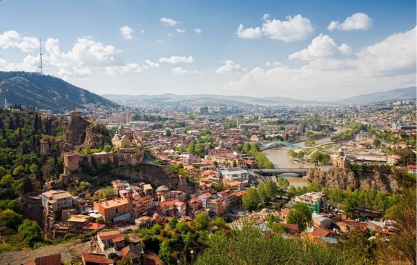 Тбилиси — столица и крупнейший город Грузии. Расположен на берегу реки Мтквари (Кура).