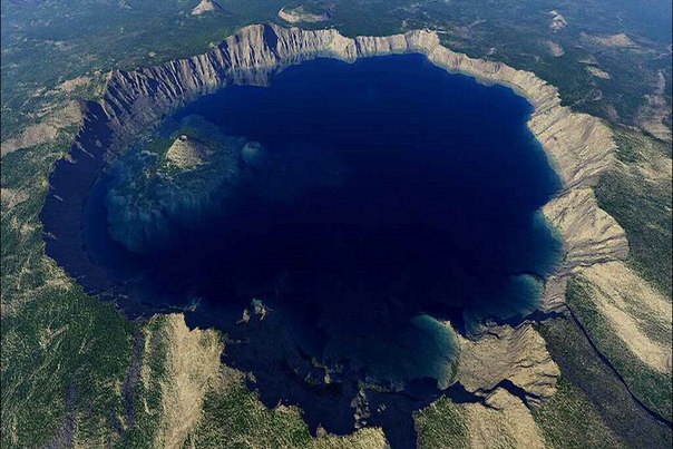 Озеро Крейтер в штате Орегон, США – это удивительный природный объект, возникший в кратере потухшего вулкана Маунт Мазама. Насыщенная синим цветом вода, величественная кальдера вокруг водоема и потрясающей красоты окружающий ландшафт ежегодно привлекают сюда многочисленных туристов.