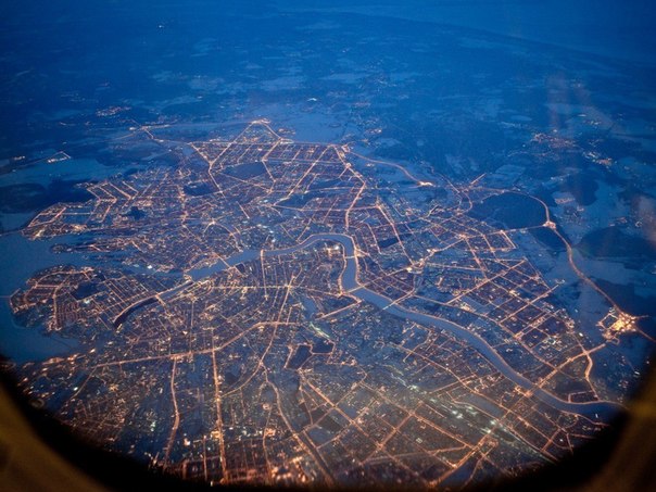 Вид сверху на ночной Санкт-Петербург, Россия