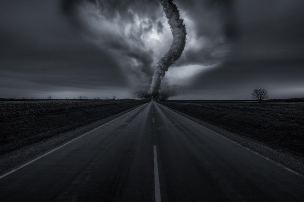 Торнадо над трассой в штате Иллинойс, США