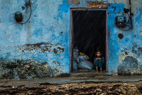 Девочка прячется от дождя. Пушкар, Индия