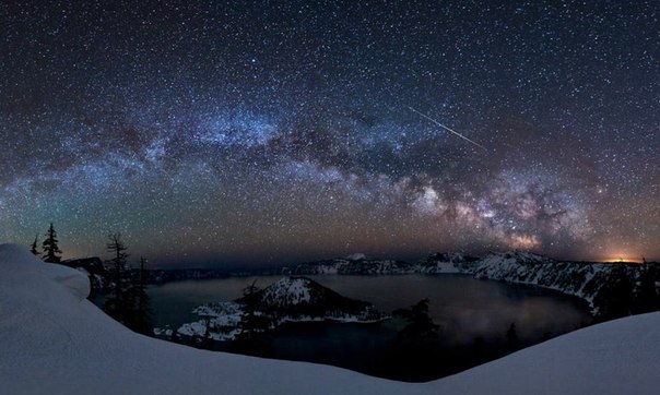 Метеор из потока Лирид оставил яркий след над живописным Кратерным озером в Орегоне, США.