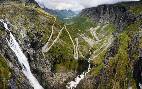 Лестница троллей (норв. Trollstigen) — одно из самых популярных и посещаемых туристических мест в Норвегии.