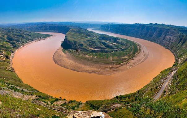 Хуанхэ (что означает «Желтая река») — вторая по величине река Китая. Открытие водохранилища на знаменитой реке — весьма впечатляющее зрелище. После открытия шлюзов из резервуара несутся огромные потоки воды и песка. Такой сброс воды позволяет очистить течение Хуанхэ от ила и предотвратить локальные наводнения.В переводе с китайского языка её название — «Желтая река», что связано с обилием наносов, придающих желтоватый оттенок её водам. Именно благодаря им море, в которое впадает река, называется Жёлтым.Хуанхэ берёт начало в восточной части Тибетского нагорья на высоте свыше 4 000 метров.В целях защиты от наводнений Хуанхэ и её притоки ограждены масштабной системой дамб, суммарная длина которых составляет около 5 тысяч км. Прорывы дамб приводили к огромным наводнениям и перемещениям русла. Это приводило к гибели большого числа людей и далБассейн «Желтой реки» обеспечивает около 140 миллионов человек питьевой водой и водой для орошения.С 602 н. э. до наших дней зафиксировано 26 изменений русла Хуанхэ и 1 573 прорыва дамб.Водопад Хукоу.Рекордный годовой показатель выноса ила рекой Хуанхэ был зафиксирован в 1933 году, составив 3.91 миллиарда тонн.В 1938 году на Хуанхэ было наводнение, устроенное националистическим правительством в центральном Китае во время первой половины Второй японо-китайской войны в попытке остановить быстрое продвижение японских войск. Оно было впоследствии названо «крупнейшиНаводнение покрыло и уничтожило тысячи квадратных километров сельскохозяйственных угодий и переместило устье Хуанхэ на сотни миль к югу. Тысячи деревень были затоплены или уничтожены, и несколько миллионов жителей были вынуждены покинуть свои домаОфициальная оценка погибших послевоенной комиссией националистов утверждает о том, что в наводнении утонули 800 000 человек, но эти данные могут быть занижены.