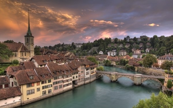 Берн — город федерального значения в Швейцарии, де-факто столица конфедерации (де-юре у Швейцарии нет столицы). Находится в южной части Швейцарского плато, на реке Ааре.