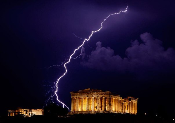 Афинский Акрополь ночью...