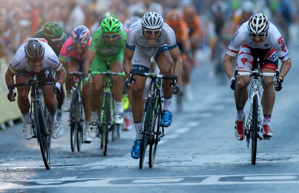 В минувшее воскресенье во Франции завершилась историческая 100-я велогонка «Тур де Франс». Лидером заключительного 21-го, так же как и 1-го, этапа стал немецкий велогонщик Марсель Китель, а победа в общем зачёте досталась британцу Крису Фруму. В данном фоторепортаже освещается вторая часть знаменитой многодневной велогонки.
