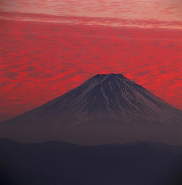 Постоянно меняющаяся величественная красота горы Фудзи