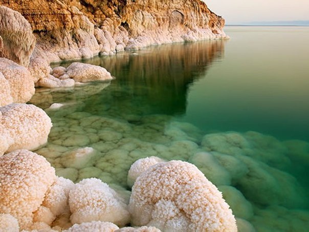 Мёртвое море — бессточное солёное озеро между Палестиной, Израилем и Иорданией. Уровень воды в Мёртвом море на 423 м (2010) ниже уровня моря и падает со скоростью примерно 1 м в год. Побережье озера является самым низким участком суши на Земле.