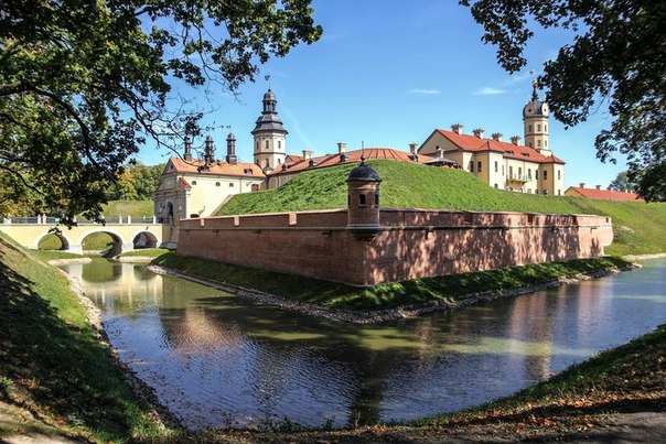 Несвижский замок — дворцово-замковый комплекс, находящийся в северо- восточной части города Несвижа в Минской области Беларуси.