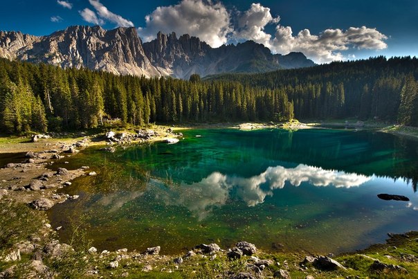 Карецца - озеро в Доломитах в Южном Тироле, Италия