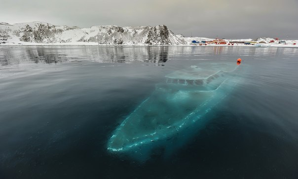 Затонувшая яхта в Антарктике...