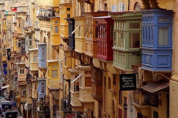 Цветные балконы столицы Мальты - Валлетты.