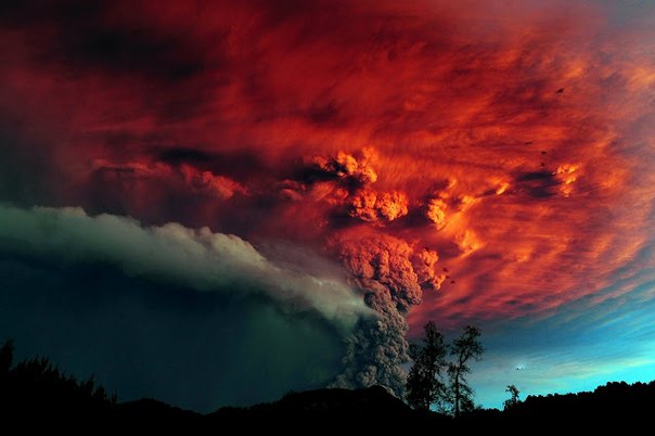 Извержение чилийского вулкана Пуйеуэ, июнь 2011 года. Над вулканом образовалось устрашающее облако пепла высотой около 10 км. Тогда из опасной зоны было эвакуировано 3500 тысяч человек. Фото: Claudio Santana