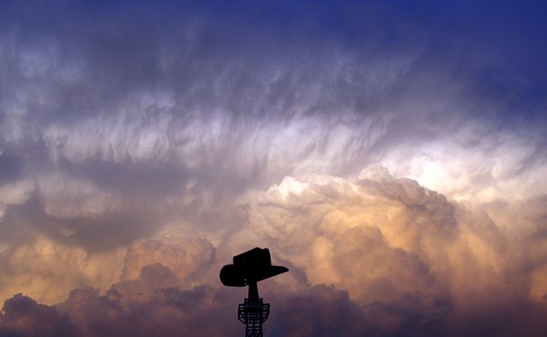 Облака над городом Париж (штат Техас, США), над копией Эйфелевой башни.