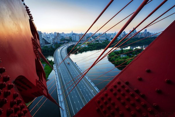 Живописный мост — вантовый мост через Москву-реку, расположен на западе Москвы и является частью строящегося Краснопресненского проспекта. 