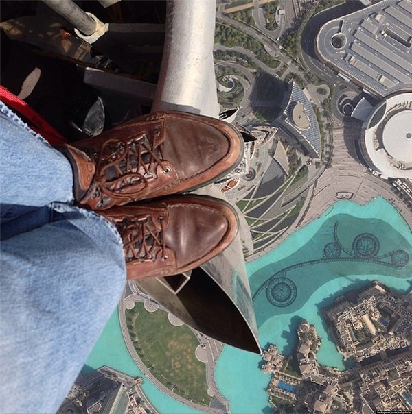«На грани безумия». Вид с вершины самого высокого здания в мире — небоскреба Бурдж-Халифа в Дубае. 