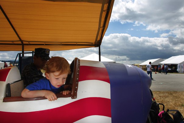 Двухлетний мальчик сидит в игрушечном самолёте на фестивале «Arlington Fly-in» в Арлингтоне, штат Вашингтон, 11 июля 2013 года. 