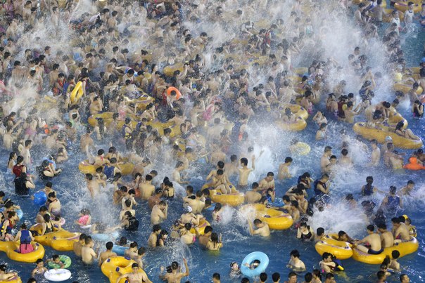 Люди купаются в водном парке в Ухане в провинции Хубэй, Китай
