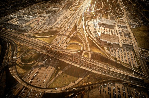 Канадский фотограф Питер Эндрю проводит много времени, разыскивая интересные места на Google Earth. Затем он летит в отмеченные точки на самолёте «Сессна» и, собственно, фотографирует их.