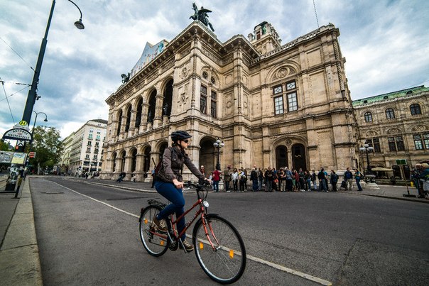 Велосипед - основной транспорт Вены, даже знаки с любовью к деталям, а под сиденьем номера, как у настоящего средства переджвижения.