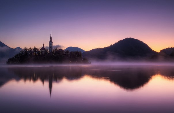 Туман над озером Блед и костел Вознесения Девы Марии, построенный в 15 веке, Словения.