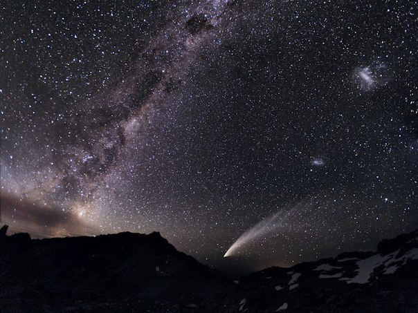 Магеллановы Облака, два тонких лоскутка света (справа с краю) делят небо над Патагонскими Андами со стремительной кометой и светлой лентой Млечного Пути.