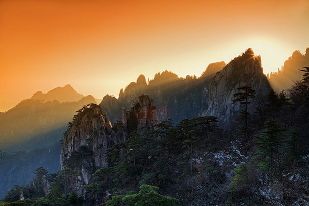 Желтые горы, или Хуаншань располагаются в провинции Аньхой в 300 км от Шанхая. Образовались они примерно 100 миллионов лет назад, позднее ледники углубили основной ландшафт, в результате чего скалы возвысились на немалую высоту.