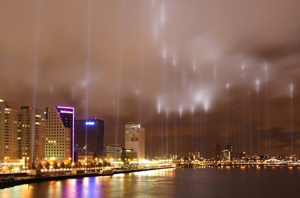 Ночное небо Роттердама освещают мощные прожекторы в память о событиях 14 мая 1940 года. Тогда немецкие бомбардировщики совершили авианалет на город, что привело к многочисленным жертвам и пожарам. 