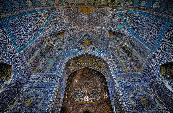 Интерьер мечети Джами в Исфахане, Иран