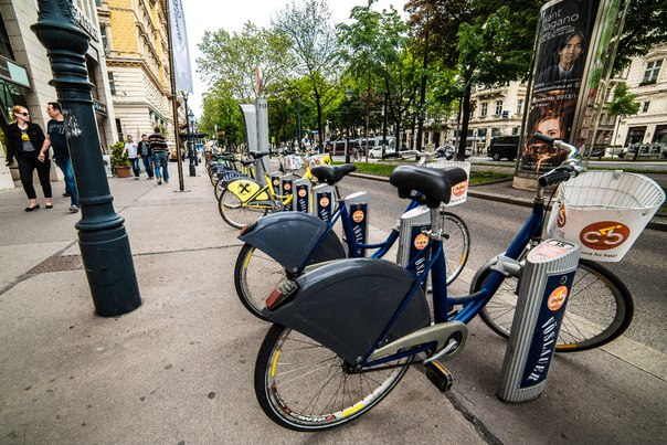 Велосипед - основной транспорт Вены, даже знаки с любовью к деталям, а под сиденьем номера, как у настоящего средства переджвижения.