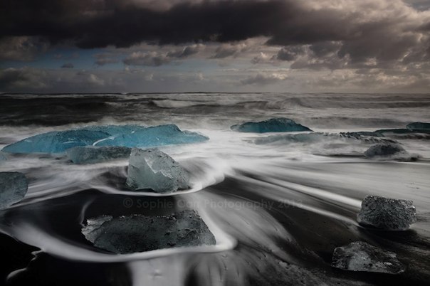 Ледниковая лагуна Йокульсарлон – одно из немногих мест в Исландии, где можно увидеть айсберги вблизи. Лагуна очень популярна среди фотографов, приезжающих сюда, чтобы запечатлеть невероятной красоты ледяные глыбы, которые течением приносит к берегу. Бирюзового цвета айсберги потрясающе контрастируют с темным песком пляжа.