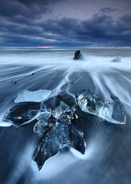 Ледниковая лагуна Йокульсарлон – одно из немногих мест в Исландии, где можно увидеть айсберги вблизи. Лагуна очень популярна среди фотографов, приезжающих сюда, чтобы запечатлеть невероятной красоты ледяные глыбы, которые течением приносит к берегу. Бирюзового цвета айсберги потрясающе контрастируют с темным песком пляжа.