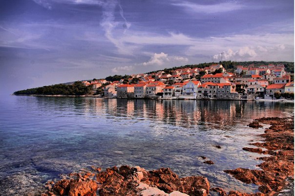 Поселок Postira на острове Брач, Хорватия.