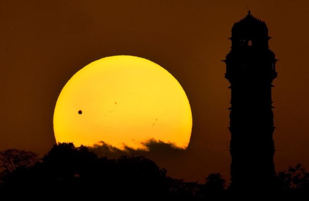 6 июня произошло интересное астрономическое явление – прохождение Венеры по диску Солнца. Для наблюдателя с Земли это выглядело как перемещение темного круга на фоне Солнца, продолжавшееся в течение нескольких часов.
