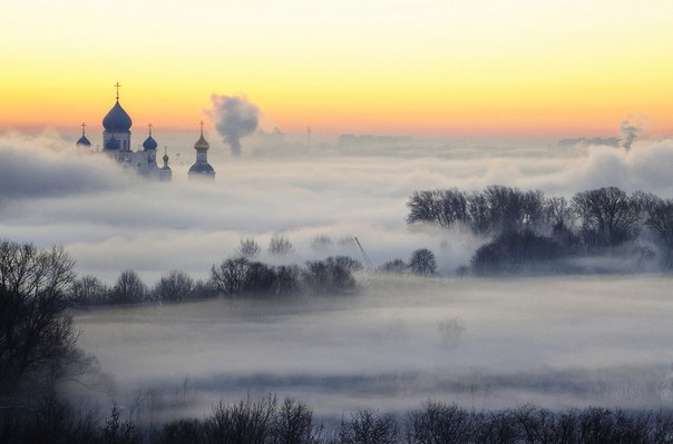 Москва, туманный вид на храм Николая Чудотворца в Перерве.