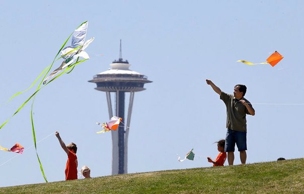 Воздушные змеи на фоне башни «Космическая игла» в Сиэтле. Это самая узнаваемая достопримечательность на северо-западе тихоокеанского побережья США и символ города. 