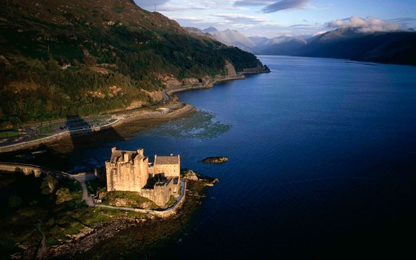 Замок Эйлен-Донан на западном побережье Шотландии, в месте, где сливаются три озера.