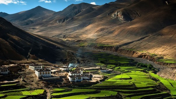 Тибет — район Центральной Азии, расположен на Тибетском нагорье. В различные периоды истории Тибет был независимым государством либо находился в зависимости от Монгольской империи или империи Цин.
