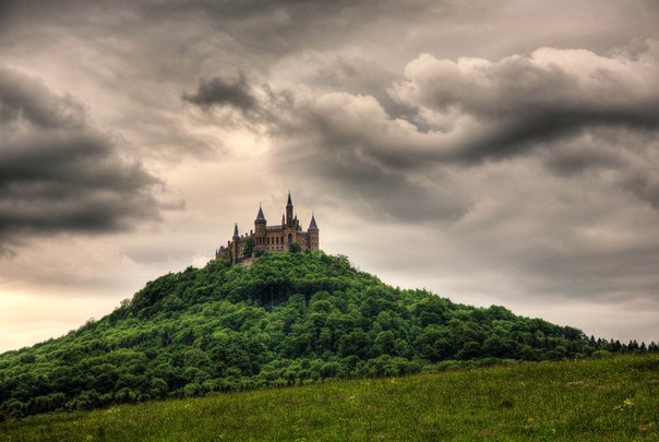 Гогенцоллерн — замок-крепость, 50 км южнее Штутгарта, Германия. Замок расположен на вершине горы Гогенцоллерн на высоте 855 метров и находится недалеко от населенных пунктов Хехинген и Бизинген, в федеральной земле Баден-Вюртемберг.
