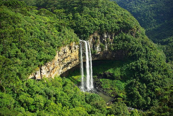 Водопад Каракол в бразильском штате Риу-Гранди-ду-Сул.