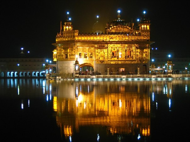 Хармандир Сахиб — главный храм (гурдвара) сикхов в городе Амритсар, Индия.