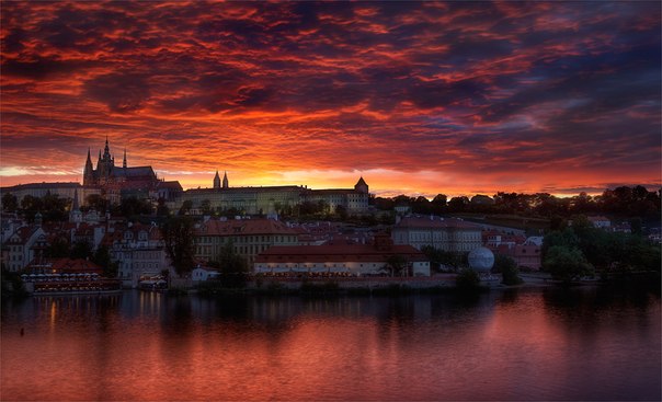 Удивительный закат над Прагой...