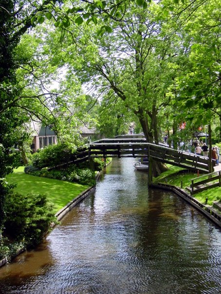 Гитхорн — деревня в провинции Оверэйсел в Нидерландах. Расположена в общине Стенвейкерланд, в 5 км юго-западнее Стенвейка. Известна как Северная Венеция или Нидерландская Венеция. 