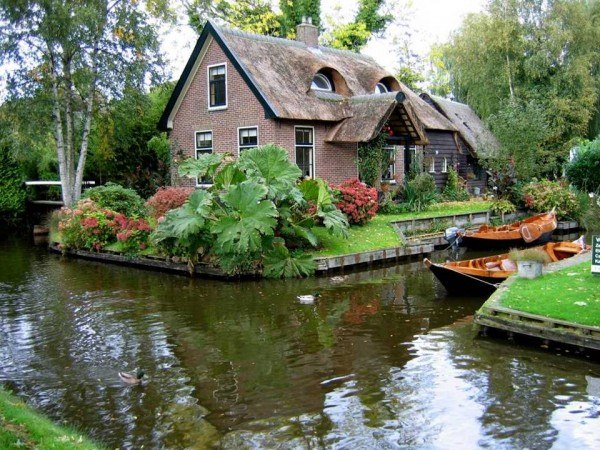 Гитхорн — деревня в провинции Оверэйсел в Нидерландах. Расположена в общине Стенвейкерланд, в 5 км юго-западнее Стенвейка. Известна как Северная Венеция или Нидерландская Венеция. 